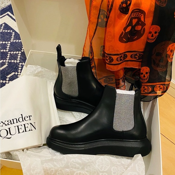 Alexander McQueen Shoes - Alexander McQueen Women's Hybrid Chelsea Boot in Black/gold